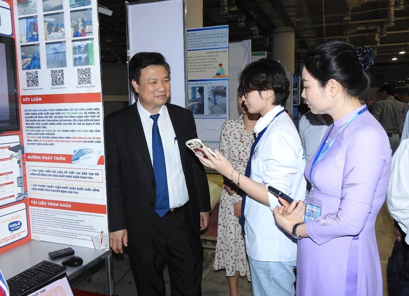 Thứ trưởng Nguyễn Hữu Độ trao đổi với thí sinh tham dự cuộc thi.