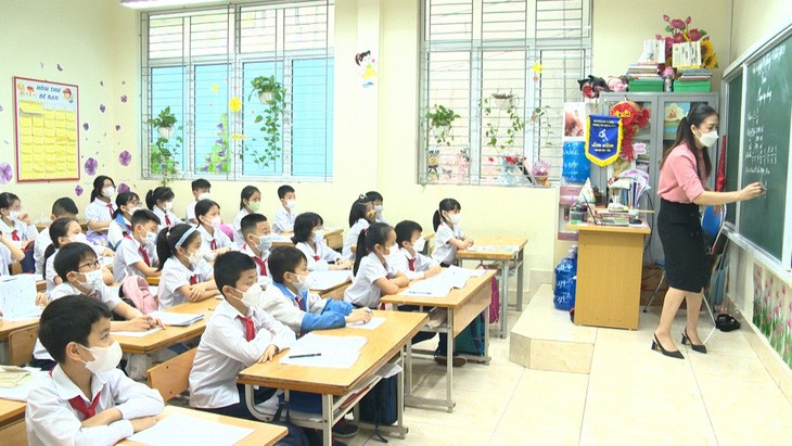 Học sinh Trường tiểu học Hạ Long (Quảng Ninh) đeo khẩu trang khi đến trường.