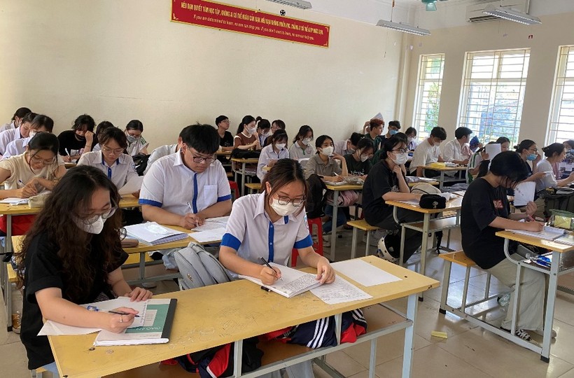 Học sinh lớp 12 Trường THPT Hòn Gai trong một tiết học. 
