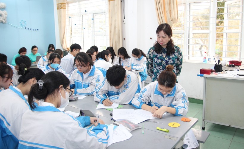 Học sinh khối 12 Trường THPT Hoàng Quốc Việt ôn tập cho kỳ thi tốt nghiệp.