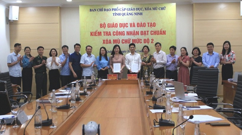 Ban chỉ đạo PCGDXMC tỉnh Quảng Ninh và đoàn kiểm tra Bộ GD&ĐT ký biên bản kiểm tra công nhận tỉnh Quảng Ninh đạt chuẩn xóa mù chữ mức độ 2.