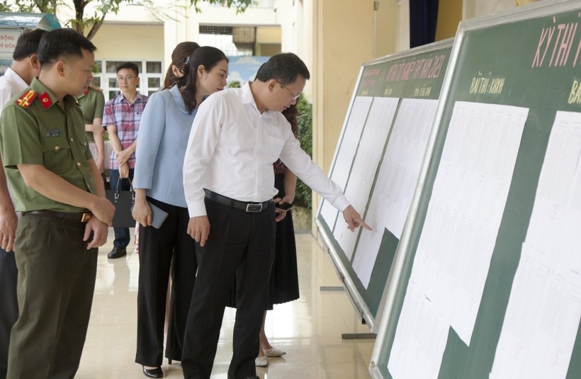 Quyền Chủ tịch UBND tỉnh Quảng Ninh Cao Tường Huy (áo trắng) kiểm tra công tác chuẩn bị kỳ thi tốt nghiệp THPT tại điểm thi Trường THPT Lê Quý Đôn, TP Cẩm Phả.