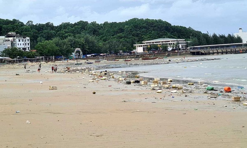 Pháp xốp 'bủa vây' bãi biển Tình Yêu, huyện Cô Tô.