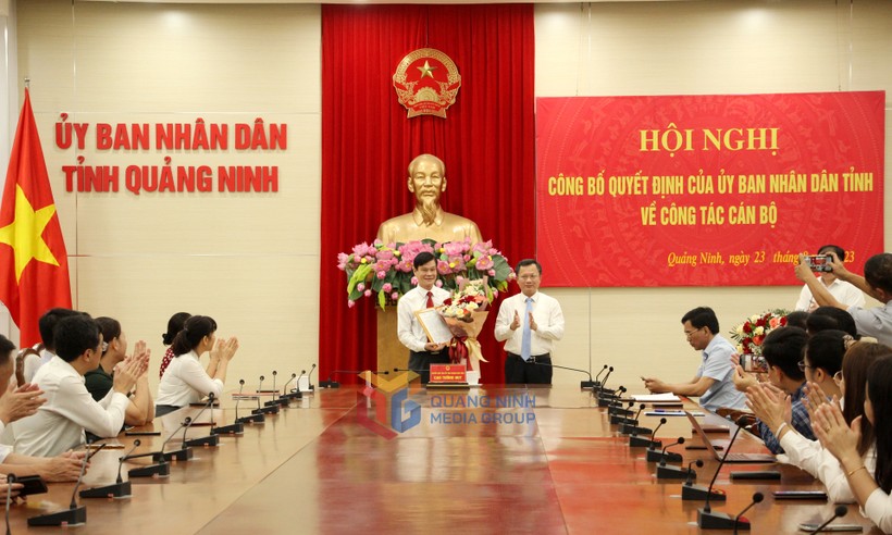 Ông Cao Tường Huy, quyền Chủ tịch UBND tỉnh, trao quyết định điều động, bổ nhiệm có thời hạn đối với ông Vũ Kiên Cường, Trưởng Ban Dân tộc tỉnh, giữ chức vụ Trưởng Ban Quản lý vịnh Hạ Long.