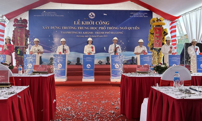 Các đại biểu ấn nút khởi công dự án xây mới Trường THPT Ngô Quyền tại phường Hà Khánh, TP Hạ Long.