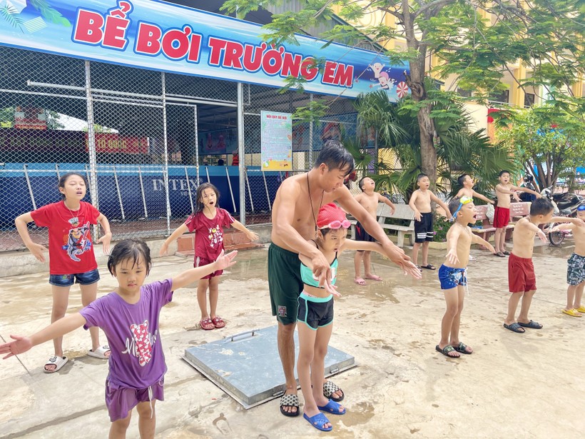 Học sinh trên địa bàn thị xã Quảng Yên được học kỹ năng bơi.