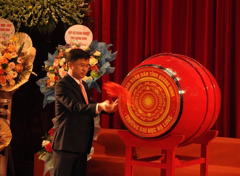 Tiến sĩ Nguyễn Đức Tiệp, Hiệu trưởng Trường Đại học Hạ Long gióng trống khai giảng năm học 2023-2024.