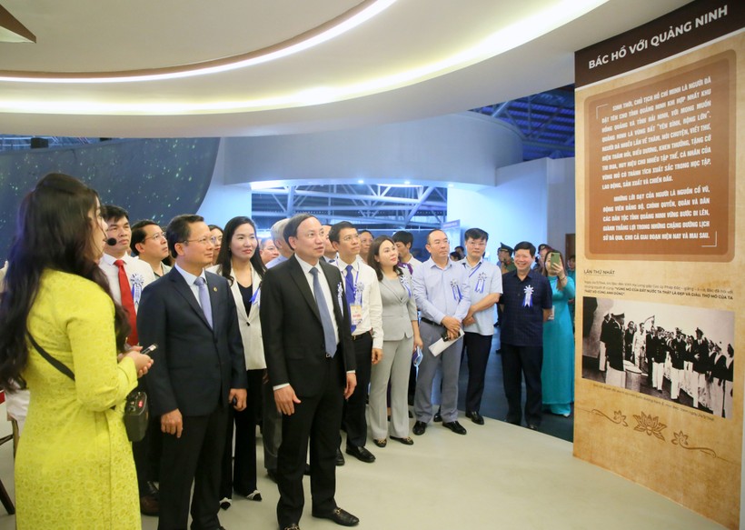 Lãnh đạo tỉnh Quảng Ninh cùng các vị đại biểu thăm khu triển lãm, những hình ảnh 9 lần Bác Hồ về thăm Quảng Ninh.