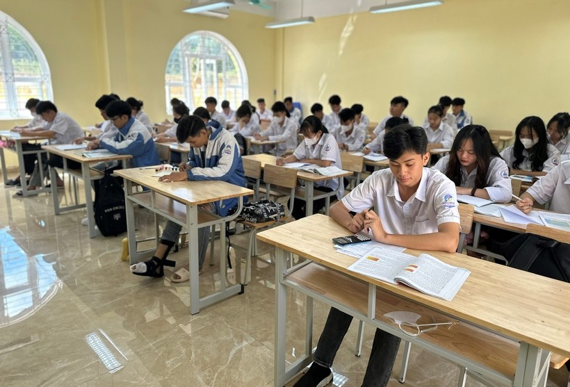 Học sinh Trường THCS&THPT Quảng La tại trường mới.