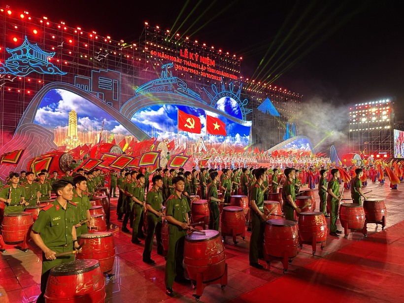 Lễ kỷ niệm 60 năm Ngày thành lập tỉnh Quảng Ninh diễn ra tối 28/10.