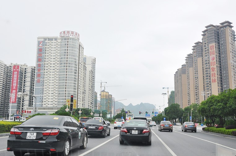 Xe du lịch tự lái Việt Nam tại Quế Lâm (Trung Quốc) năm 2018.