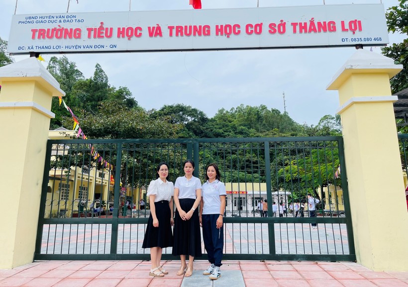 Từ trái qua, cô Hưởng, Hương và Loan tại Trường TH&THCS Thắng Lợi.