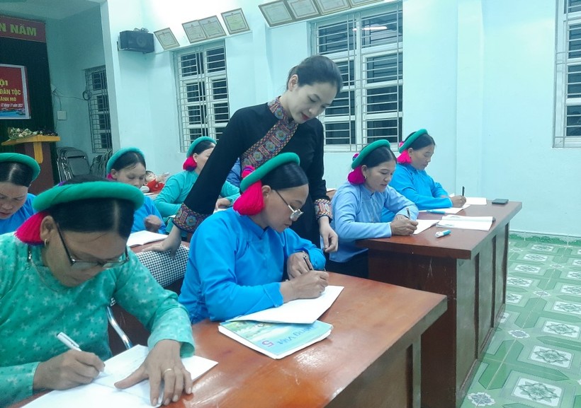 Lớp học xóa mù chữ tại nhà văn hóa thôn Pắc Pộc, xã Hoành Mô, huyện Bình Liêu (Quảng Ninh).