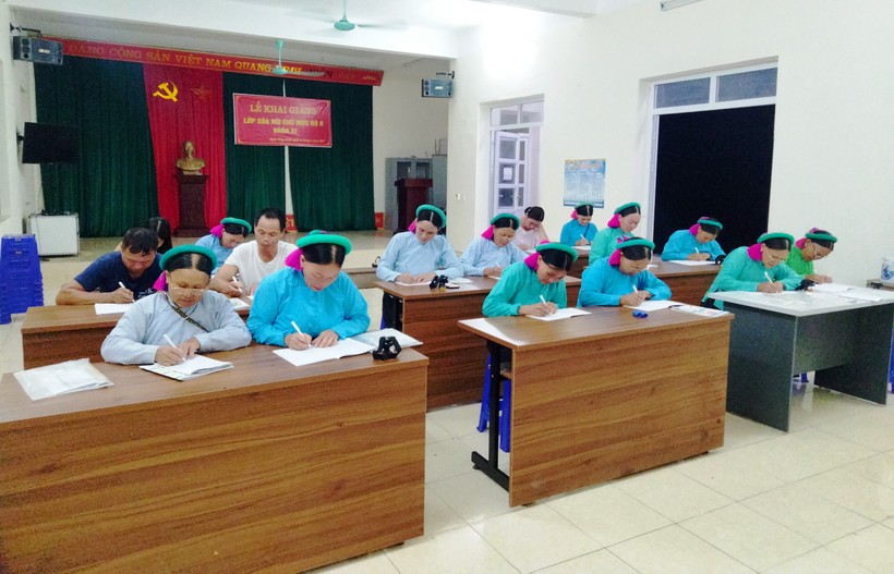 Một lớp xóa mù chữ ở huyện Bình Liêu.