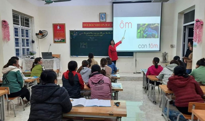 Lớp học xóa mù chữ ở Tiên Yên, Quảng Ninh.
