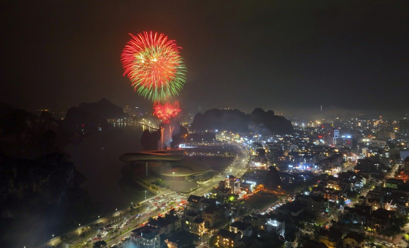 Pháo hoa rực rỡ trên bầu trời TP Hạ Long dịp đón giao thừa Tết Quý Mão 2023.