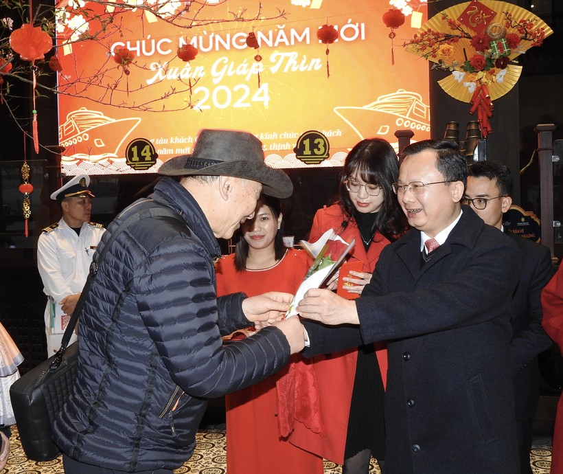 Chủ tịch UBND tỉnh Quảng Ninh Cao Tường Huy tặng hoa, lì xì cho đoàn khách Hàn Quốc.