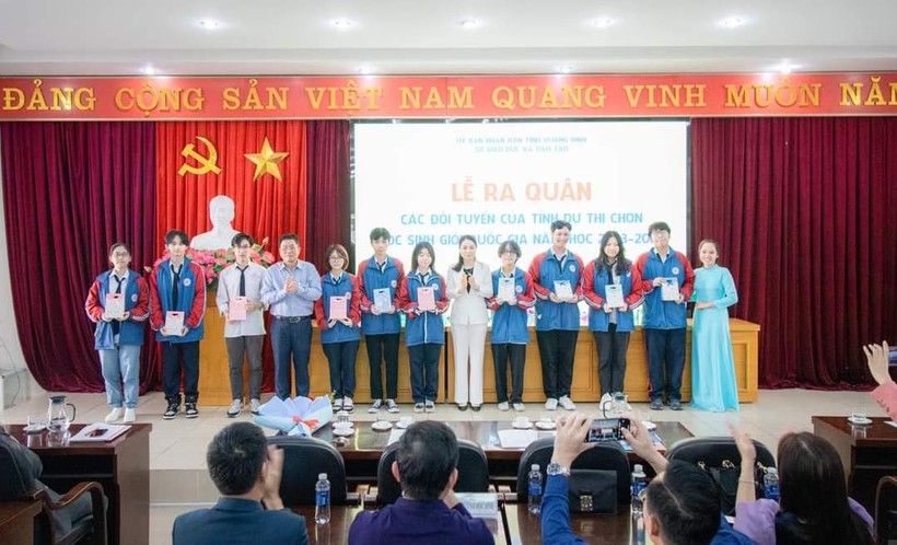 Lãnh đạo Sở GD&ĐT Quảng Ninh trao quà tặng cho các em học sinh tham dự Kỳ thi chọn HSG quốc gia THPT năm học 2023-2024.