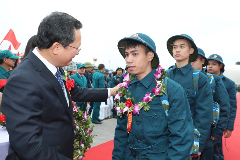 Ông Cao Tường Huy, Chủ tịch UBND tỉnh Quảng Ninh tặng hoa, động viên tân binh.