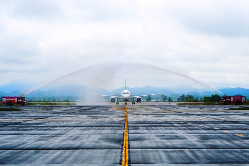 Hai máy bay C919 và ARJ21 của Comac Air đã hạ cánh Cảng hàng không quốc tế Vân Đồn, trưa 26/2. Sân bay tổ chức nghi thức phun vòi rồng chào đón.