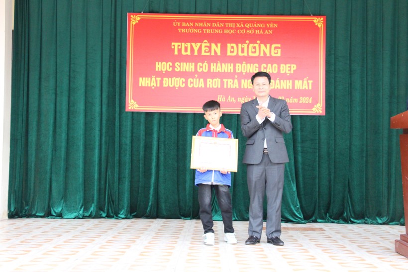 Ông Dương Văn Hào, Phó Chủ tịch UBND TX Quảng Yên, tặng giấy khen cho em Nguyễn Văn Khôi, lớp 6E, Trường THCS Hà An, vì có hành động đẹp.