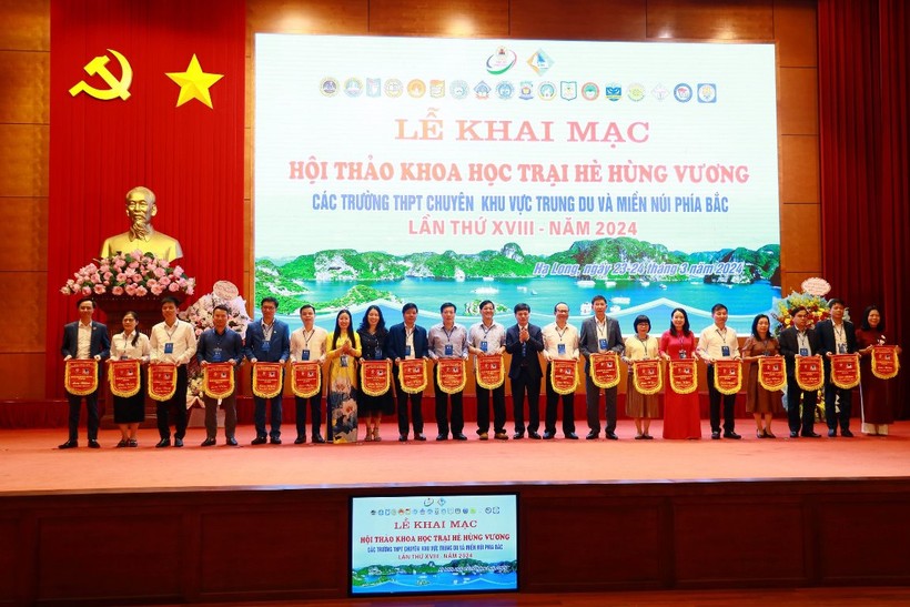 Ban Tổ chức trao Cờ lưu niệm cho các đoàn tham dự Hội thảo khoa học Trại hè Hùng Vương lần thứ XVIII - năm 2024.