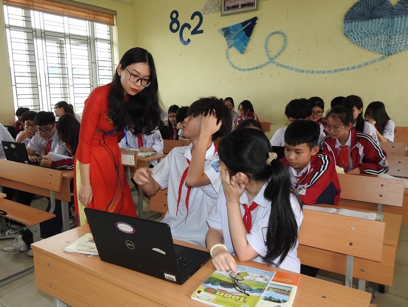 Cô giáo Nguyễn Bích Hoàn (áo đỏ) trong tiết học môn Khoa học tự nhiên.