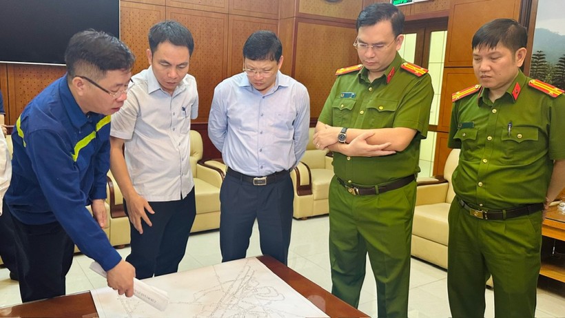 Ông Nghiêm Xuân Cường, Phó Chủ tịch UBND tỉnh Quảng Ninh chỉ đạo khắc phục sự cố tại Công ty Than Thống Nhất - TKV.