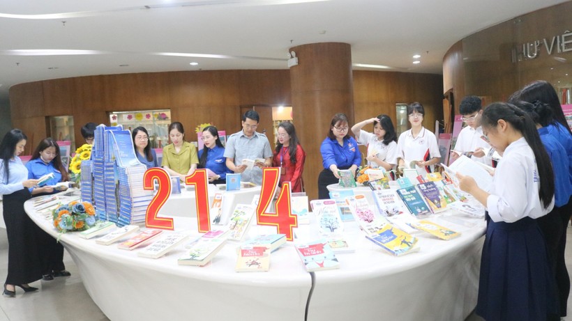 Đại biểu và các bạn học sinh tham quan không gian trưng bày sách với chủ đề "Văn hóa đọc thắp sáng trí tuệ Việt Nam”.