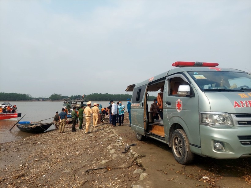 Lực lượng chức năng của thị xã Quảng Yên đưa thi thể nạn nhân thứ 4 được tìm thấy vào bờ và đưa về Trung tâm Y tế thị xã theo quy định.