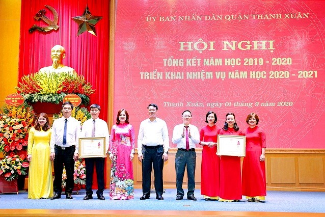 Ông Phạm Văn Đại - Phó Giám đốc Sở GD&ĐT Hà Nội tặng Huân chương Lao động Hạng Nhì cho tập thể phòng GD&ĐT và trường Tiểu học Khương Mai.