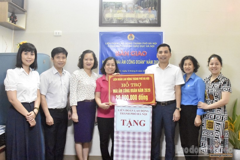 Công đoàn ngành Giáo dục Hà Nội trao hỗ trợ Mái ấm Công đoàn cho cô giáo Trịnh Thúy Vân