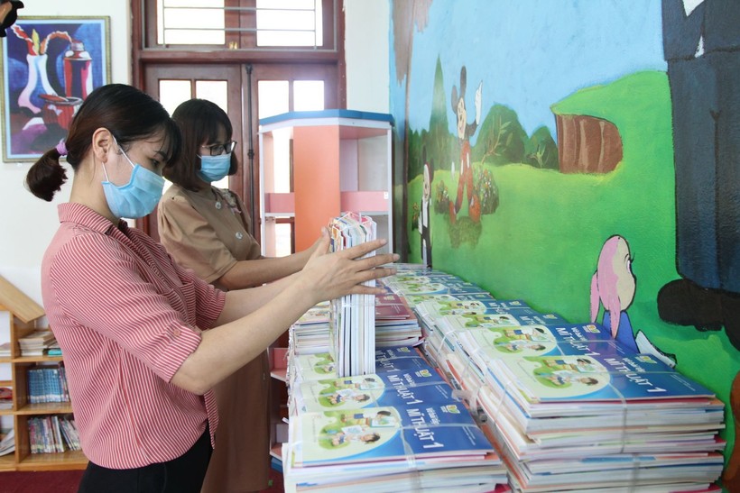 Giáo viên trường tiểu học Yên Nghĩa (quận Hà Đông) chuẩn bị sách giáo khoa cho học sinh.