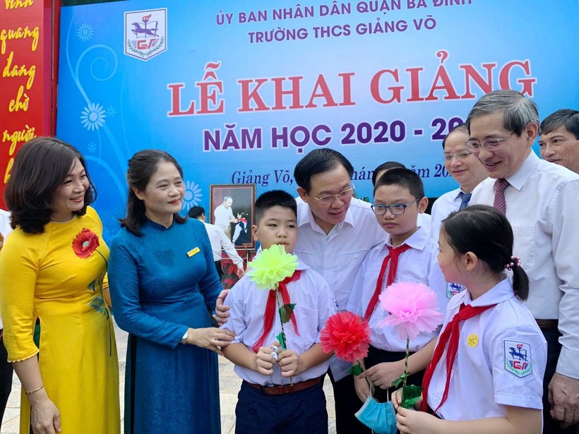 Bí thư Thành ủy Hà Nội chung vui cùng thầy trò trường THCS Giảng Võ trong ngày khai giảng