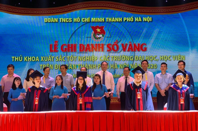 Lễ ghi danh sổ vàng  thủ khoa xuất sắc tốt nghiệp các trường Đại học, Học viện trên địa bàn Hà Nội