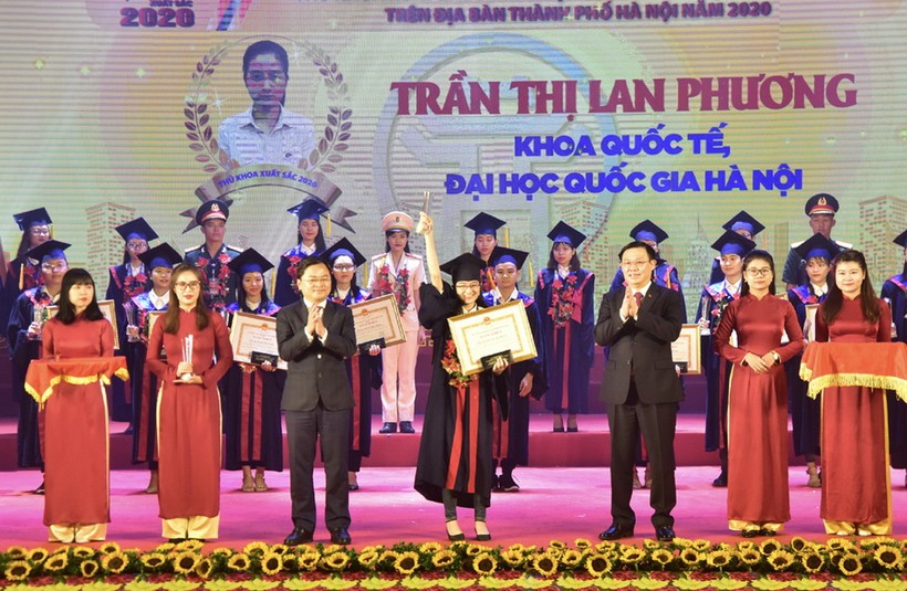 Bí thư Thành ủy Hà Nội Vương Đình Huệ và Phó Bí thư Thường trực Trung ương Đoàn Nguyễn Anh Tuấn trao bằng khen cho các thủ khoa. 