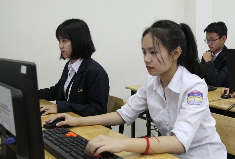Học sinh Trường THPT Chu Văn An (Hà Nội) trong giờ thực hành máy tính