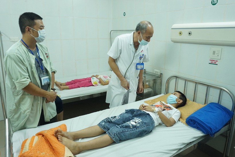 Học sinh trường Tiểu học Tiên Dương được theo dõi sức khỏe tại Bệnh viện Đa khoa Đông Anh