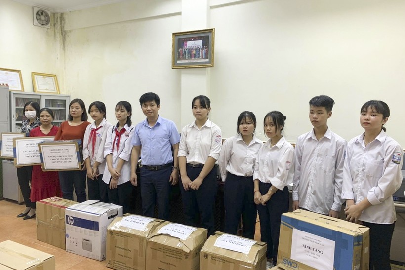 Ông Đỗ Văn Nam - Phó Chủ tịch Công đoàn ngành Giáo dục Hà Nội trao hỗ trợ máy tính cho giáo viên, học sinh có hoàn cảnh khó khăn.