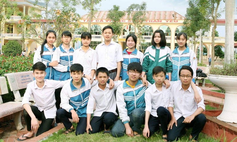 Thầy Hoàng Thành Chung cùng học sinh trường THCS Nguyễn Thiện Thuật