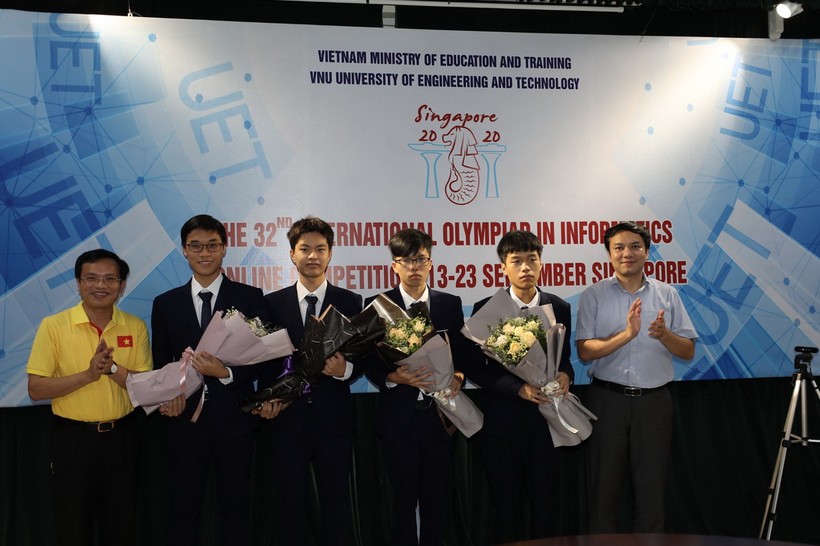 Ông Mai Văn Trinh- Cục trưởng Cục Quản lí chất lượng (Bộ GD&ĐT) chúc mừng các thí sinh đoạt giải