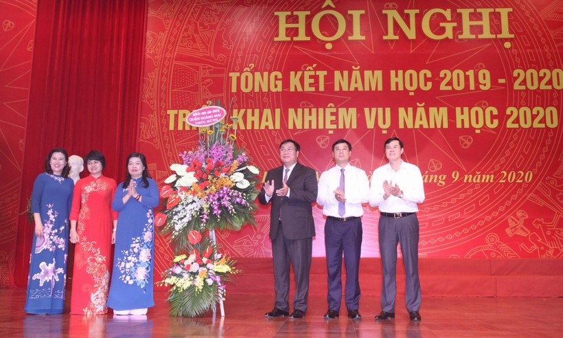 Lãnh đạo quận Hoàng Mai tặng hoa chúc mừng đại diện ngành Giáo dục quận.