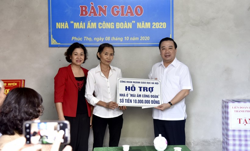 Lãnh đạo Sở GD&ĐT Hà Nội tặng quà cô giáo Nguyễn Thị Thư