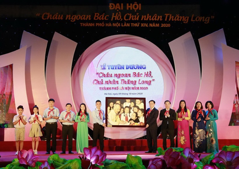 Lãnh đạo thành phố trao tặng bức tranh “Bác Hồ với Thiếu nhi” cho Hội đồng Đội thành phố Hà Nội