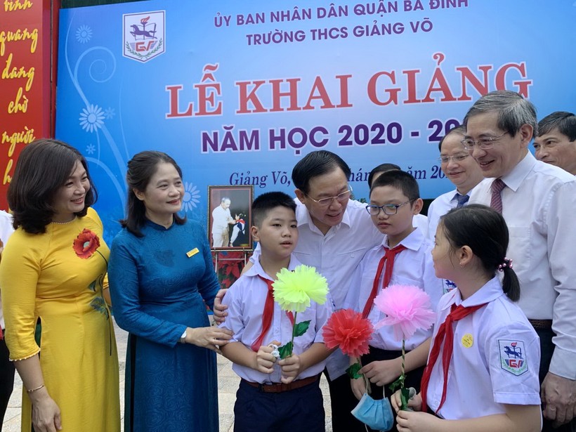 Bí thư Thành ủy Hà Nội dự lễ khai giảng tại Trường THCS Giảng Võ (quận Ba Đình)