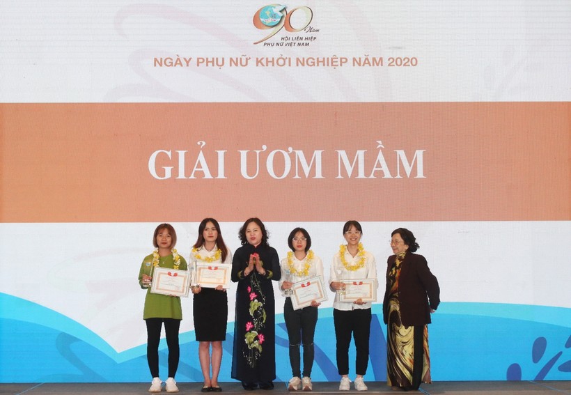 Thứ trưởng Bộ GD&ĐT Ngô Thị Minh trao giải ươm mầm cho các dự án khởi nghiệp của các nữ sinh viên