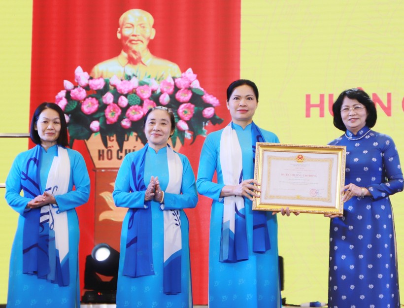 Phó Chủ tịch nước Đặng Thị Ngọc Thịnh trao Huân chương Lao động hạng Nhất cho Hội Liên hiệp Phụ nữ Việt Nam.