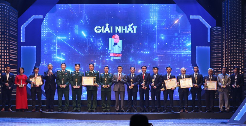 Phó Thủ tướng Vũ Đức Đam và Chủ tịch Liên hiệp hội Việt Nam Đặng Vũ Minh trao giải Nhất cho các tác giả đoạt giải.