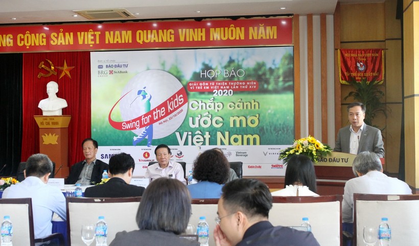  ông Lê Trọng Minh- Tổng biên tập Báo Đầu tư, Trưởng Ban tổ chức giải phát biểu tại buổi họp báo