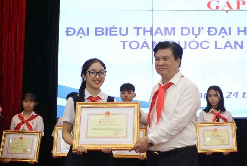 Thứ trưởng Nguyễn Hữu Độ tặng bằng khen của Bộ trưởng Bộ GD&ĐT cho 63 đại biểu tham dự Đại hội Cháu ngoan Bác Hồ toàn quốc lần thứ IX năm 2020.